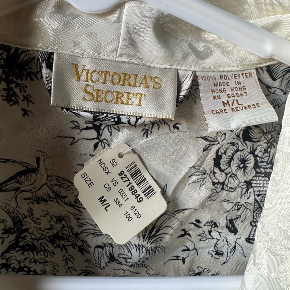 Victoria's Secret Cream and Black Floral Robe - Picture 5 of 12